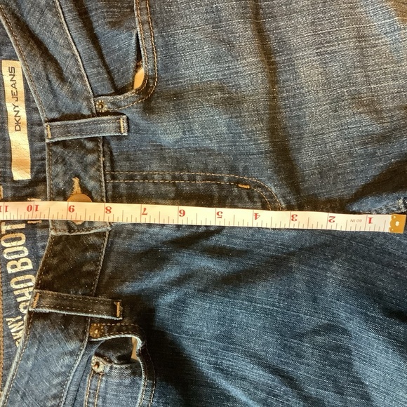 Donna Karan SOHO Boot Cut, Mid Rise, Very Flattering Jeans. - Picture 4 of 6